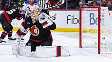 Branká Ottawy Linus Ullmark inkasuje v utkání proti New York Rangers.
