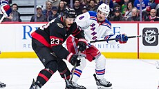 Úto�ník New York Rangers J.T. Miller (vpravo) a obránce Ottawy Travis Hamonic v...