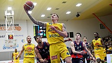 Ústecký Ladislav Pecka úto�í b�hem utkání proti Brnu.