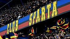 Fanou�ci Sparty povzbuzují domácí fotbalisty v derby proti Slavii.