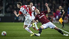 David Doud�ra (vlevo) ze Slavie uniká Jaroslavu Zelenému ze Sparty.
