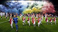 Momentka z úvodního nástupu Sparty a Slavie p�ed za�átkem utkání