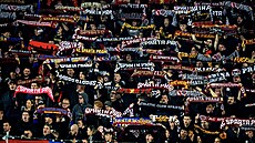 Fanou�ci Sparty povzbuzují domácí fotbalisty b�hem derby proti Slavii.