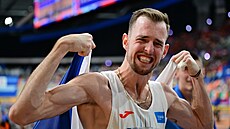 Vý�ka� Jan �tefela se raduje ze st�íbrné medaile na halovém mistrovství Evropy...