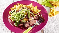 Nachos s chorizem a salátem