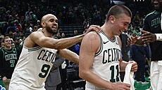 Derrick White (9) a Payton Pritchard (11) slaví historický st�elecký zápis.