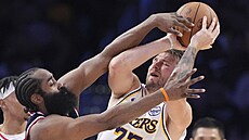 Luka Don�i� brán�ný Jamesem Hardenem.