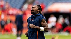 Adam Jones p�ed zápasem Denver Broncos v roce 2018.
