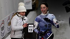 Anna Fernstädtová se raduje z medaile na MS ve skeletonu.