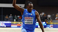 Andy Díaz ská�e v trojskokanském finále.