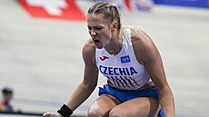 Amálie vábíková slaví pekonání 465 centimetr.