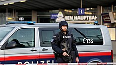 Rakouská policie kv�li výhr��ce vyklidila hlavní nádra�í ve Vídni. (3. b�ezna...