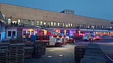 Pra��tí hasi�i zasahovali u po�áru pr�myslového objektu v Male�icích. (9....