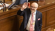 Poslanci p�ehlasovali veto prezidenta a schválili zvý�ení plat� vrcholných...