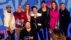 Obsazení muzikálu Takové. Zleva Pemyl Pálek Denny Ratajský, Iva Pazderková,...