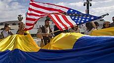 Stovky demonstrant� vyrazili do ulic v kalifornském Beverly Hills na podporu...