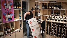 Zam�stnanci odebírají z regál� víno americké výroby. (5. b�ezna 2025)