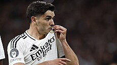 Brahim Díaz z Realu Madrid líbá znak klubu p�i oslav� gólu do sít� Atléítika...