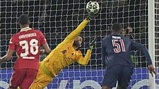 Liverpoolský branká� Alisson Becker zasahuje v  úvodním osmifinále Ligy mistr�...