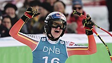 Nmka Emma Aicherová po sjezdu v norském Kvitfjellu.