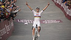 Slovinec Tadej Poga�ar si jede pro t�etí vít�zství na klasice Strade Bianche