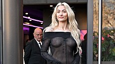 Paris Jacksonová p�edvedla v Pa�í�i hned dva modely, v nich� prosvítalo její...