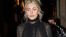 Paris Jacksonová p�edvedla v Pa�í�i hned dva modely, v nich� prosvítalo její...