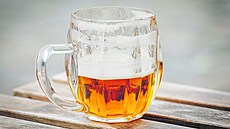 Poloprázdná, nebo je�t� z p�lky plná sklenice piva? Pesimisti�tí �e�i nejspí�...