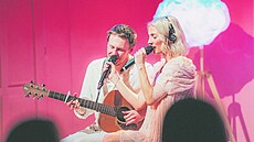 Dojde i na písn�, které Bára Poláková vytvo�ila s kytaristou a zp�vákem...