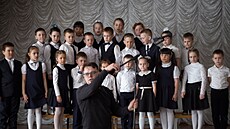 �áci v dokumentárním filmu Pan Nikdo proti Putinovi zpívají vlastenecké písn� a...
