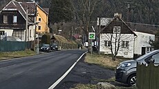 Informativní radar �asto �idi�e nep�inutí �lápnout na brzdu.