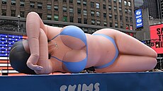 Nafukovací figurína Kim Kardashianové v New Yorku  na Times Square (4. b�ezna...