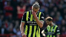 Zklamaný útoník Manchesteru City Erling Haaland po zahozené anci v utkání s...
