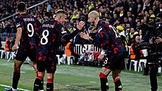 Václav erný (vpravo) slaví se spoluhrái s Rangers gól do sít Fenerbahce.
