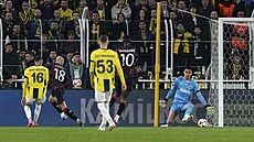 Václav erný (druhý zleva) z Rangers posílí balon do sít Fenerbahce.