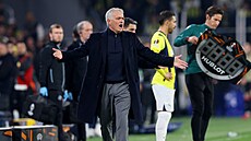 Rozhn�vaný kou� Fenerbahce José Mourinho v utkání s Rangers.