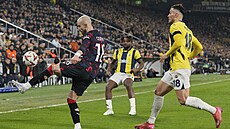 Václav erný z Rangers si zpracovává balon v utkání s Fenerbahce.