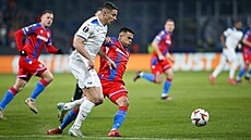 Plzeský bek Cadu se snaí zastavit útok Lazia.