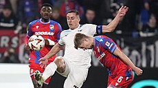 Plze�ský zálo�ník Luká� �erv jde odvá�n� hlavou do souboje s Adamem Maru�i�em z...