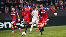 Plzeský útoník Matj Vydra se ene za balonem v utkání s Laziem.