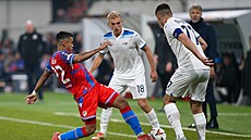 Plzeský bek Cadu se natahuje po balonu v utkání s Laziem.