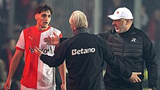 Slávista Mojmír Chytil v diskusi s ob�ma trenéry po svém vylou�ení v derby se...