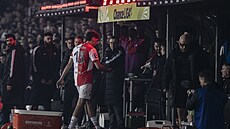 Slávista Mojmír Chytil opou�tí h�i�t� po svém vylou�ení v derby se Spartou.