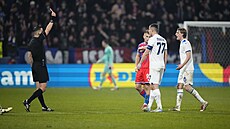 Záložník Lazia Nicolo Rovella (vpravo) dostává červenou kartu v utkání s Plzní.