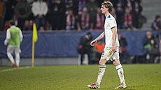 Záložník Lazia Nicolo Rovella opouští hřiště po červené kartě v zápase s Plzní.