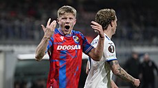 Luká� �erv hecuje plze�ské fanou�ky v utkání s Laziem.