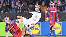 Gustav Isaksen z Lazia střílí vítězný gól v závěr utkání s Plzní.