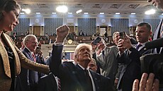Donald Trump odchází po projevu v Kongresu. Někteří z jeho podporovatelů ho...