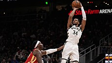 Janis Adetokunbo z Milwaukee Bucks st�ílí na ko�  Atlanta Hawks.