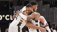 Janís Adetokunbo (vlevo) a Damian Lillard z Milwaukee Bucks oslavují výhru.